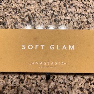 Anastasia Soft Glam